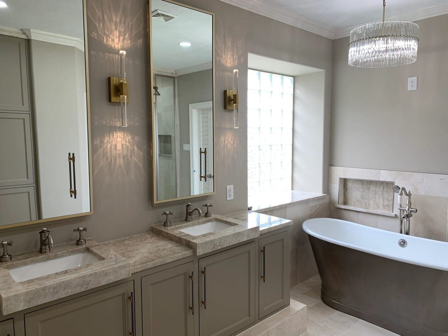 A bathroom with two sinks and a tub.